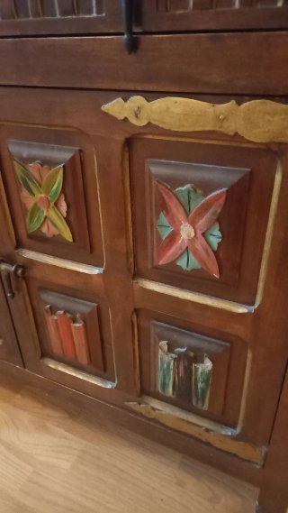 Mueble de madera con herrajes y detalles