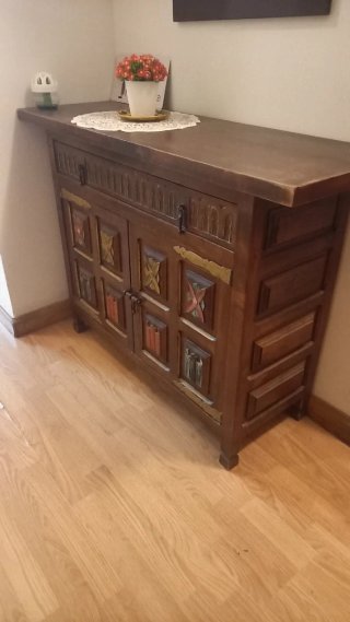 Mueble de madera con herrajes y detalles
