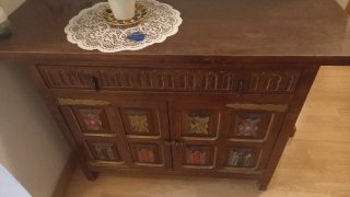 Mueble de madera con herrajes y detalles