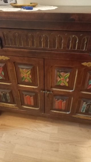 Mueble de madera con herrajes y detalles