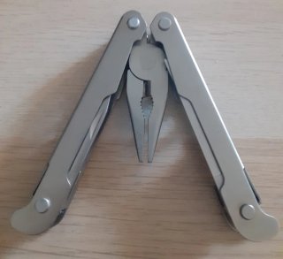 Navaja Multiusos con Accesorios