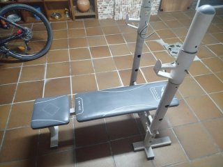Banco de pesas con barra, mancuernas y discos