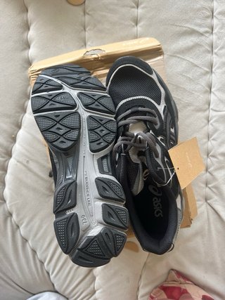 Zapatillas Asics Negras y Plateadas