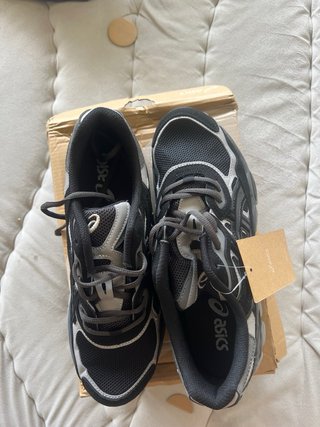 Zapatillas Asics Negras y Plateadas