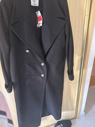 Vestido rojo de encaje y satén Gabardina negra