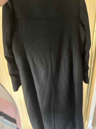 Vestido rojo de encaje y satén Gabardina negra