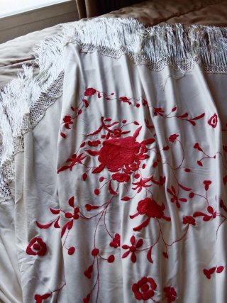 Mantón de Manila grande bordado