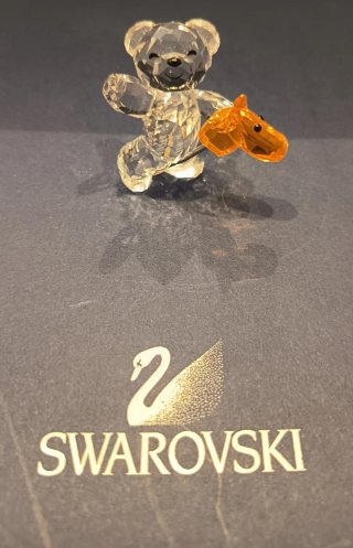 Figura Swarovski Oso con Caballo Naranja.