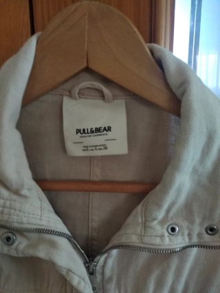 Cazadora Pull and Bear beige talla S