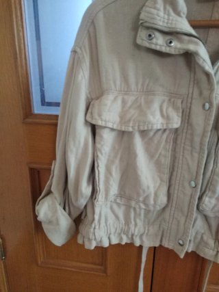 Cazadora Pull and Bear beige talla S