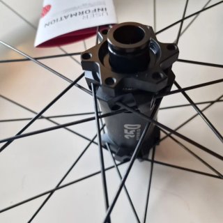 DT Swiss HX1700 29” 30 mm delantera IS NUEVA