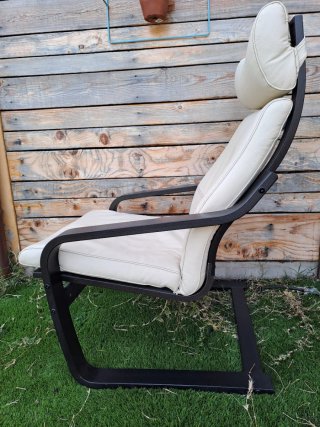 Sillón Poäng IKEA y cojín de cuero.