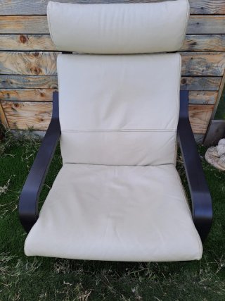 Sillón Poäng IKEA y cojín de cuero.