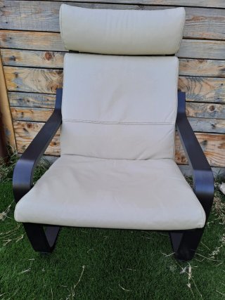 Sillón Poäng IKEA y cojín de cuero.