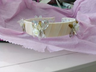 Diadema beige hecha a mano para eventos