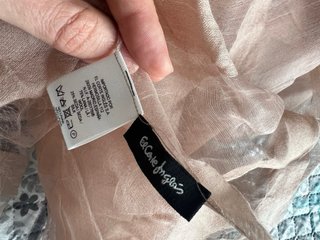 Tocado y chal rosa empolvado El Corte Inglés