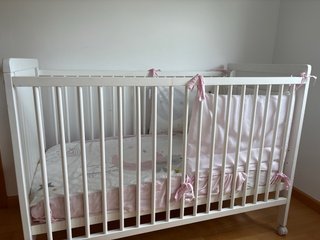 Cuna de bebé blanca con ruedas