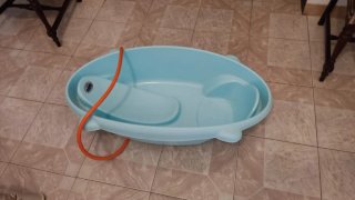 Bañera para bebé azul con manguera