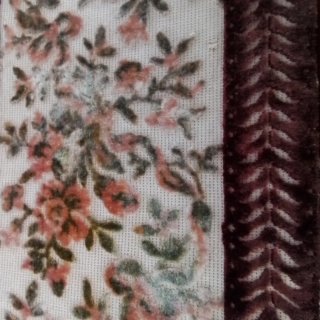 Tapete antiguo floral con flecos