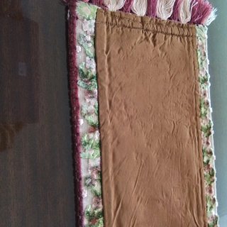 Tapete antiguo floral con flecos