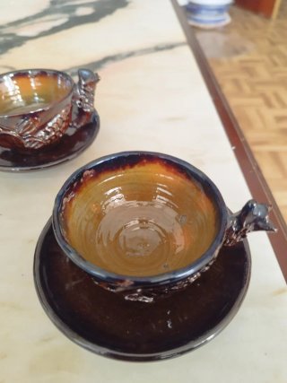 Jarra y tazas de cerámica con diseño