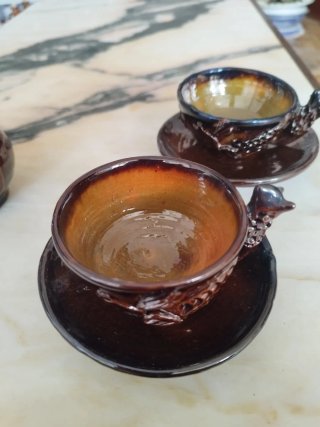 Jarra y tazas de cerámica con diseño