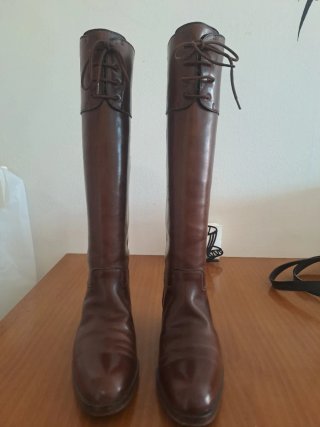 Botas de piel, caña estrecha, cordones de decoraci
