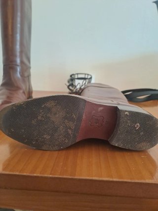 Botas de piel, caña estrecha, cordones de decoraci