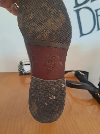 Botas de piel, caña estrecha, cordones de decoraci