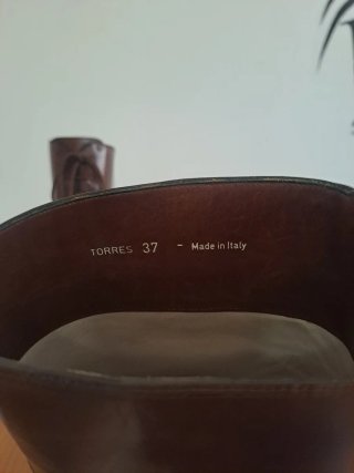 Botas de piel, caña estrecha, cordones de decoraci