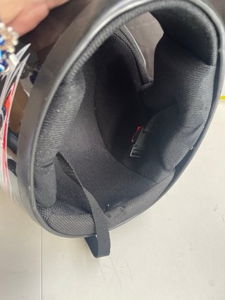 Casco de moto negro con visera