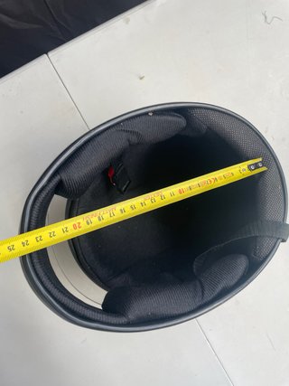 Casco de moto negro con visera