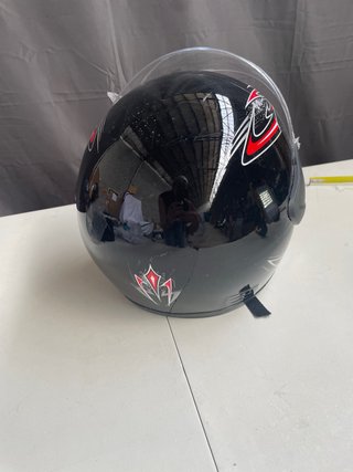 Casco de moto negro con visera