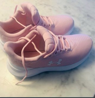 Zapatillas Under Armour rosas y blancas