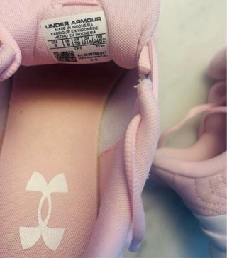 Zapatillas Under Armour rosas y blancas