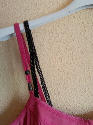 Camiseta tirantes rosa con detalles