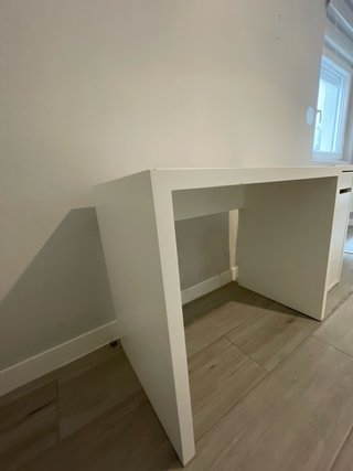 Escritorio blanco de madera