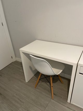 Escritorio blanco de madera