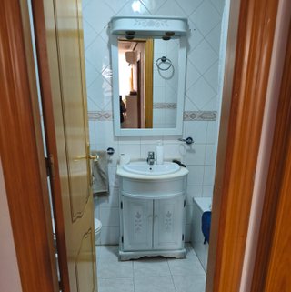 Mueble  lavabo madera y cerámica . Espejo a juego