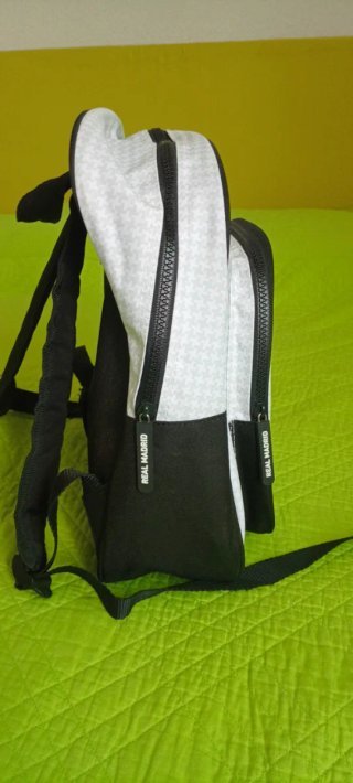 Mochila, estuche y libro Real Madrid