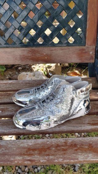 Deportivas plateadas con brillo
