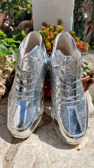 Deportivas plateadas con brillo