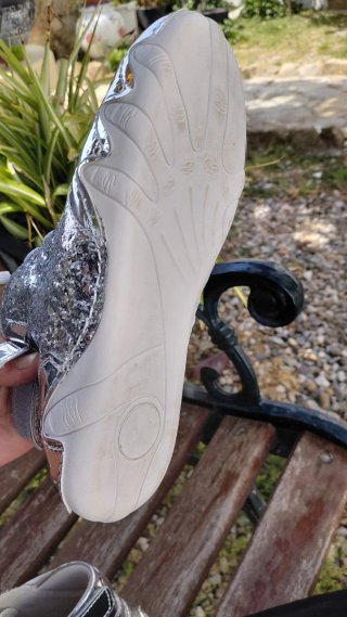 Deportivas plateadas con brillo