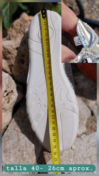 Deportivas plateadas con brillo
