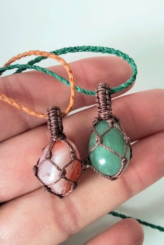 Collana con piccolo ciondolo in pietra