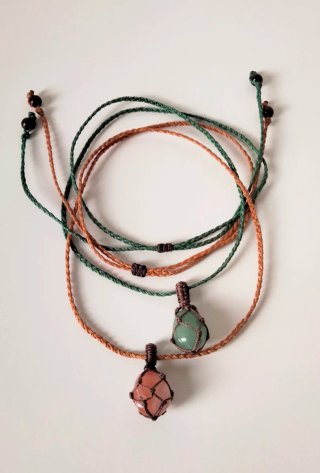 Collana con piccolo ciondolo in pietra