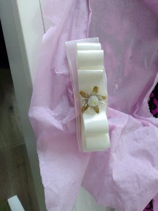 Broche pelo color beige para eventos especiales.