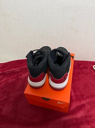 Zapatillas Jordan Negras y Rojas