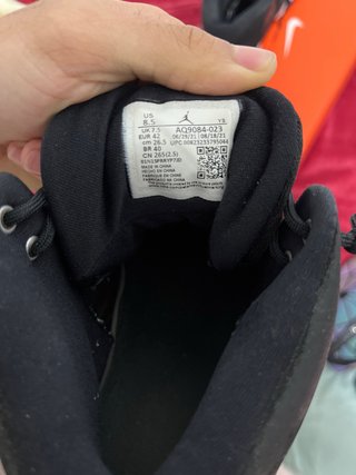 Zapatillas Jordan Negras y Rojas