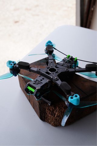 Dron FPV Freestyle Axis Manta 5" 6S (Caddx Vista)